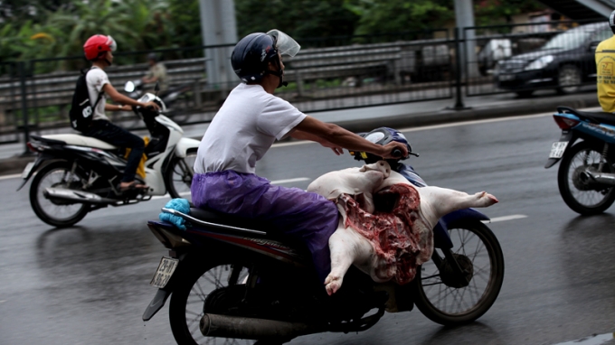 Kiểu vận chuyển n&agrave;y c&ograve;n rất dễ g&acirc;y tai nạn giao th&ocirc;ng.