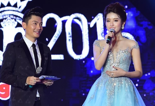 Huyền My ph&aacute;t biểu tr&ecirc;n s&acirc;n khấu chung khảo Hoa hậu Việt Nam ph&iacute;a Bắc. Ảnh:&nbsp;L&yacute; V&otilde; Ph&uacute; Hưng.