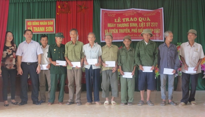 L&atilde;nh đạo Sở Tư ph&aacute;p Nghệ An tặng qu&agrave; cho những gia đ&igrave;nh ch&iacute;nh s&aacute;ch c&oacute; ho&agrave;n cảnh kh&oacute; khăn tr&ecirc;n địa b&agrave;n x&atilde; Thanh Sơn.