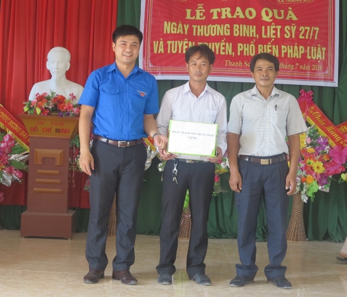 &Ocirc;ng Trinh Xu&acirc;n T&ugrave;ng - Ch&aacute;nh văn ph&ograve;ng đo&agrave;n thanh ni&ecirc;n Bộ Tư ph&aacute;p tặng bộ s&aacute;ch ph&aacute;p luật cho đại diện x&atilde; Thanh Sơn.
