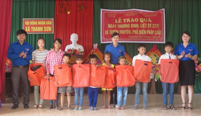 C&aacute;n bộ đo&agrave;n Sở Tư ph&aacute;p Nghệ An tặng qu&agrave; cho c&aacute;c học sinh c&oacute; ho&agrave;n cảnh đặc biệt kh&oacute; khăn vươn l&ecirc;n trong học tập tr&ecirc;n địa b&agrave;n x&atilde; Thanh Sơn.