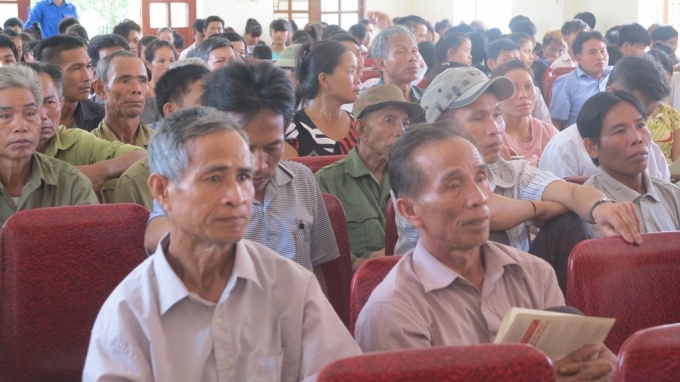 H&agrave;ng trăm người d&acirc;n tr&ecirc;n địa b&agrave;n x&atilde; Thanh Sơn chăm ch&uacute; lắng nghe c&aacute;n bộ tư ph&aacute;p tuy&ecirc;n truyền, phổ biết những quy định, chiều chỉnh ph&aacute;p luật mới.