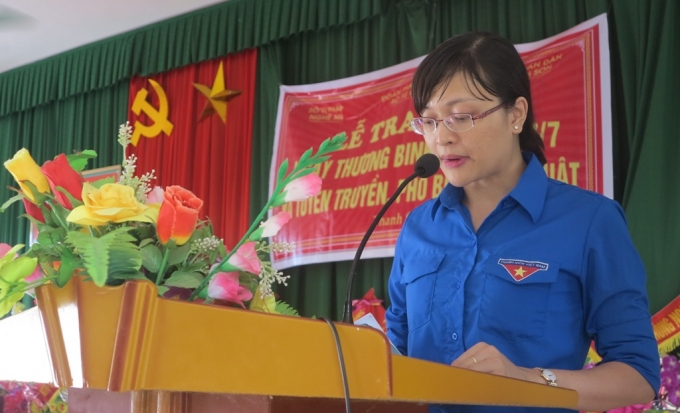 Đồng Ch&iacute; Trần Thị Hồng Th&uacute;y - C&aacute;n bộ Ph&ograve;ng Phổ biến ph&aacute;p luật Sở Tư ph&aacute;p Nghệ An đưa những điều chỉnh bổ sung trong Bộ luật D&acirc;n sự 2015 đến người d&acirc;n bằng những t&igrave;nh huống cụ thể, thường xảy ra trong thực tế.