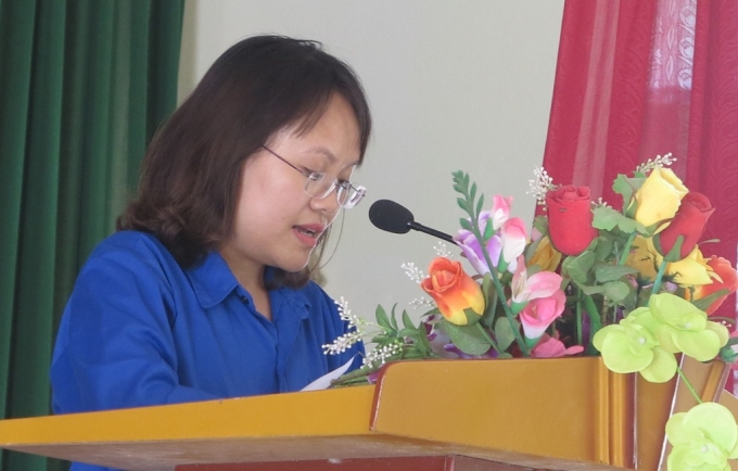 Đồng ch&iacute; Nguyễn Minh Phượng c&aacute;n bộ thuộc Cục Con nu&ocirc;i Bộ Tư ph&aacute;p giới thiệu đến người d&acirc;n những quy định m ới trong qu&aacute; tr&igrave;nh nhận nu&ocirc;i, tr&aacute;ch nhiệm của cha mẹ đối với con nu&ocirc;i.