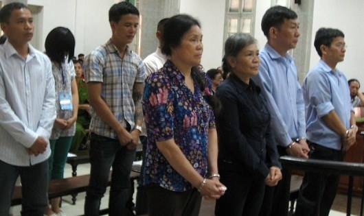 C&aacute;c bị c&aacute;o tại t&ograve;a (ảnh VNN).