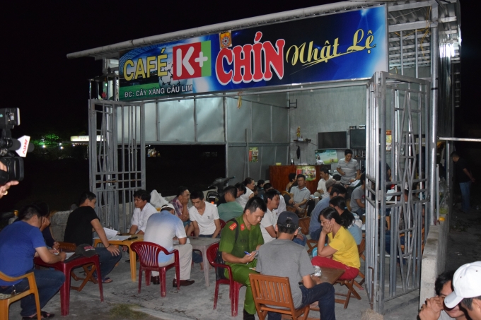 Trinh s&aacute;t ập v&agrave;o bất ngờ qu&aacute;n c&agrave; ph&ecirc;, ph&aacute; s&ograve;ng bạc.