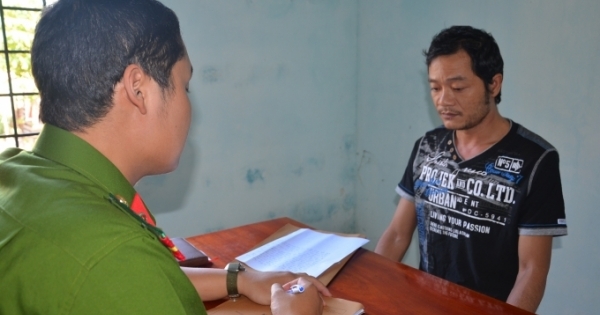 Huế: Công an vây bắt 36 con bạc, thu giữ hàng trăm triệu đồng và 4 “xế hộp”