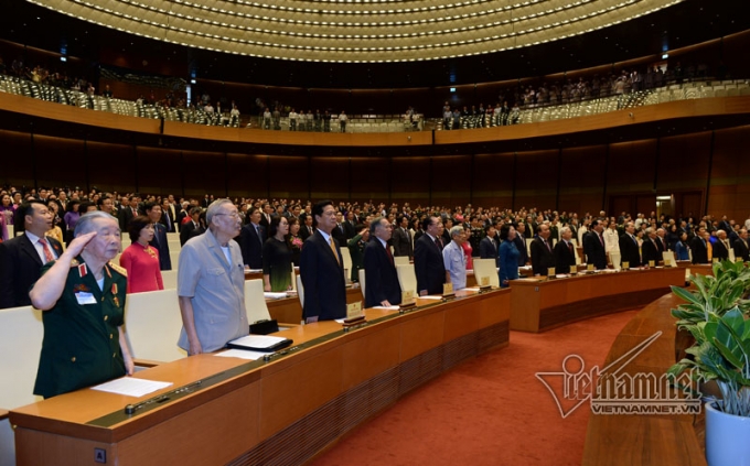 C&aacute;c đại biểu QH l&agrave;m lễ ch&agrave;o cờ. ảnh Phạm Hải