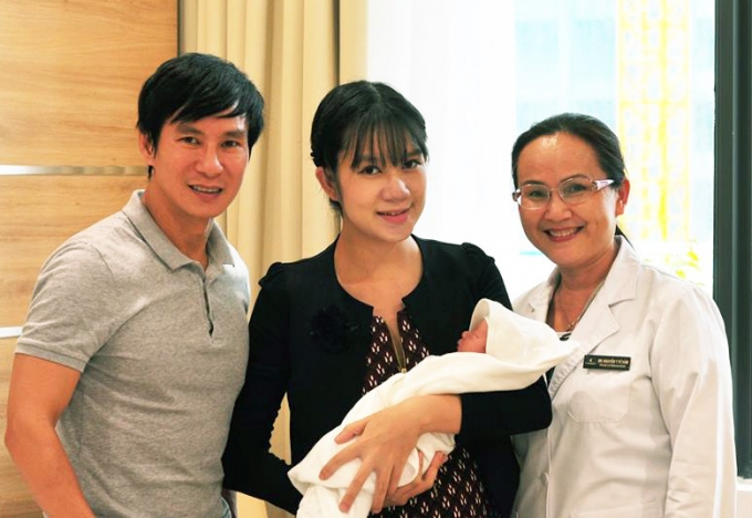 B&aacute;c sĩ BV Vinmec Central Park chia sẻ niềm vui c&ugrave;ng gia đ&igrave;nh L&yacute; Hải khi đ&oacute;n b&eacute; Mio ch&agrave;o đời.