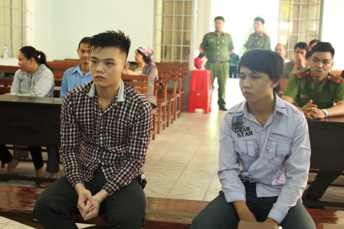 Hai bị c&aacute;o trước v&agrave;nh m&oacute;ng ngựa.