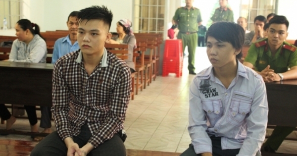 Hai thanh niên lĩnh án tù vì cướp bánh mì ăn cho đỡ đói