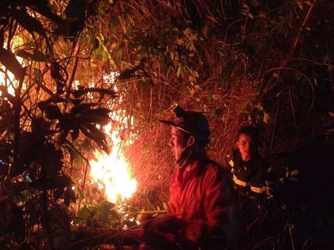 Sau 3 giờ nỗ lực, đ&aacute;m ch&aacute;y đ&atilde; được khống chế ho&agrave;n to&agrave;n. (Ảnh: T&ocirc; H&ugrave;ng)