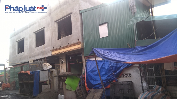 &nbsp;Tổng thể nh&agrave; chị Hoa đang sửa chữa, x&acirc;y&nbsp;lại&nbsp;(gồm 3 nh&agrave; li&ecirc;n tiếp)