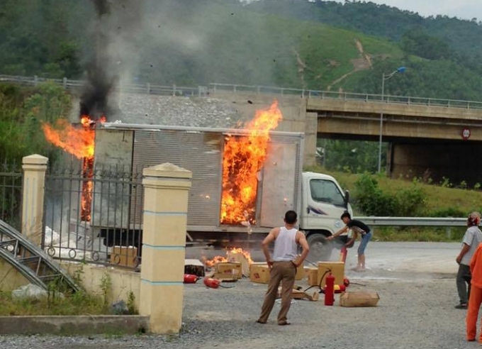 Chiếc xe v&agrave; to&agrave;n bộ h&agrave;ng h&oacute;a bị b&agrave; hỏa thi&ecirc;u rụi.