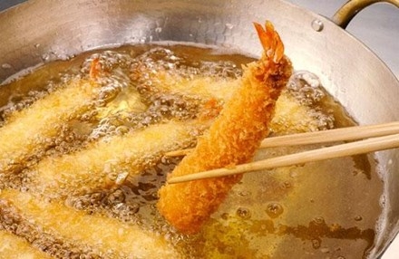 T&acirc;n dụng dầu ăn chi&ecirc;n đi chi&ecirc;n lại nhiều lần. Ảnh: minh họa