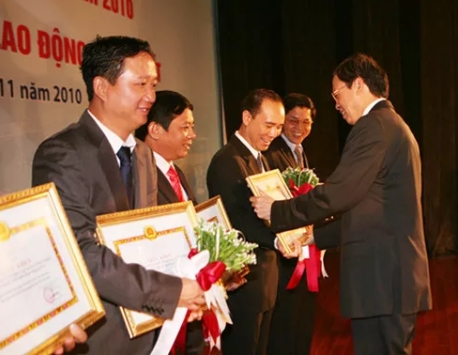 &Ocirc;ng Trịnh Xu&acirc;n Thanh nhận bằng khen tại lễ đ&oacute;n nhận Hu&acirc;n chương Lao động hạng nhất của PVC (Ảnh: PVC)