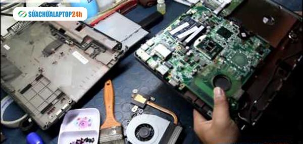 Lau vệ sinh tổng thế m&aacute;y gồm mainboard, vỏ m&aacute;y, b&agrave;n ph&iacute;m, m&agrave;n h&igrave;nh&hellip; v&agrave; l&agrave;m một số y&ecirc;u cầu dịch vụ kh&aacute;c theo mong muốn kh&aacute;ch h&agrave;ng.