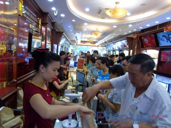 &nbsp;Gi&aacute; v&agrave;ng ng&agrave;y 21/7: Xuống thấp nhất 3 tuần. v&agrave;ng SJC giảm 200 ngh&igrave;n đồng/lượng.