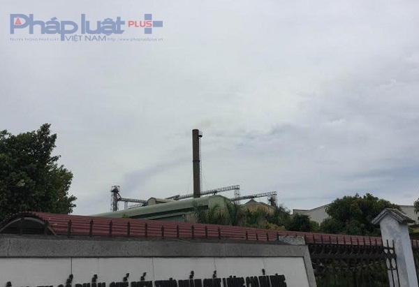 Ống kh&oacute;i của nh&agrave; m&aacute;y, nơi tho&aacute;t ra m&ugrave;i h&ocirc;i thối.