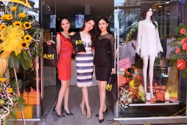 Đ&acirc;y l&agrave; thương hiệu thời trang b&igrave;nh d&acirc;n m&agrave; rất nhiều người đẹp trong showbiz y&ecirc;u th&iacute;ch v&agrave; lựa chọn bởi kiểu d&aacute;ng trẻ trung, thanh lịch v&agrave; gi&aacute; cả hợp l&yacute;.&nbsp;