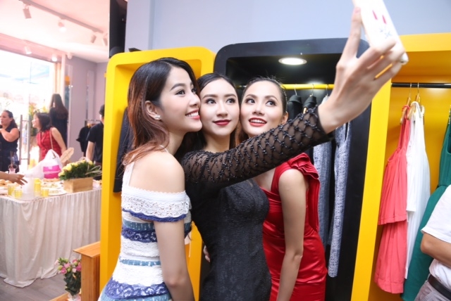 Mặc d&ugrave; diện trang phục của 3 NTK kh&aacute;c nhau nhưng Nam Em - H&agrave; Thu - Diệu Linh đ&atilde; c&oacute; m&agrave;n xuất hiện v&ocirc; c&ugrave;ng duy&ecirc;n d&aacute;ng trong những bộ đầm thiết kế đơn giản nhưng thanh lịch v&agrave; sang trọng.&nbsp;Mỗi người một vẻ nhưng ai nấy cũng thật xinh đẹp v&agrave; rạng rỡ.