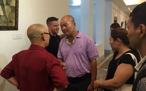 Chủ nh&acirc;n bộ sưu tập l&agrave; &ocirc;ng Vũ Xu&acirc;n Chung bất ngờ xuất hiện v&agrave; c&oacute; những lời lẽ phản đối. &Ocirc;ng cho rằng họa sĩ Th&agrave;nh Chương kh&ocirc;ng được ph&eacute;p đụng v&agrave;o bức tranh &ldquo;Trừu tượng&rdquo; m&agrave; &ocirc;ng đ&atilde; mua với gi&aacute; cao tại Paris!