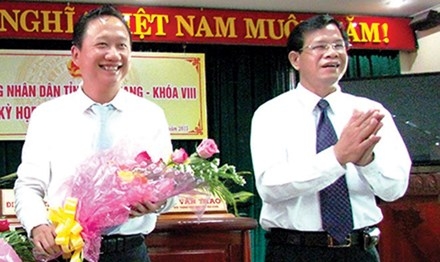 &Ocirc;ng Huỳnh Minh Chắc ch&uacute;c mừng &ocirc;ng Trịnh Xu&acirc;n Thanh được HĐND bầu l&agrave;m Ph&oacute; chủ tịch UBND tỉnh Hậu Giang v&agrave;o th&aacute;ng 5/2015. Ảnh: B&aacute;o Hậu Giang.