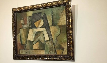 Bức tranh &ldquo;Trừu tượng&rdquo; bị coi l&agrave; giả mạo vẫn được treo tại triển l&atilde;m.