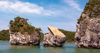 H&ograve;n Thi&ecirc;n Nga l&uacute;c c&ograve;n nguy&ecirc;n hiện trạng (tr&ecirc;n) v&agrave; bị tr&ocirc;i mất phần đầu Ảnh: Cấn Đ&igrave;nh Loan