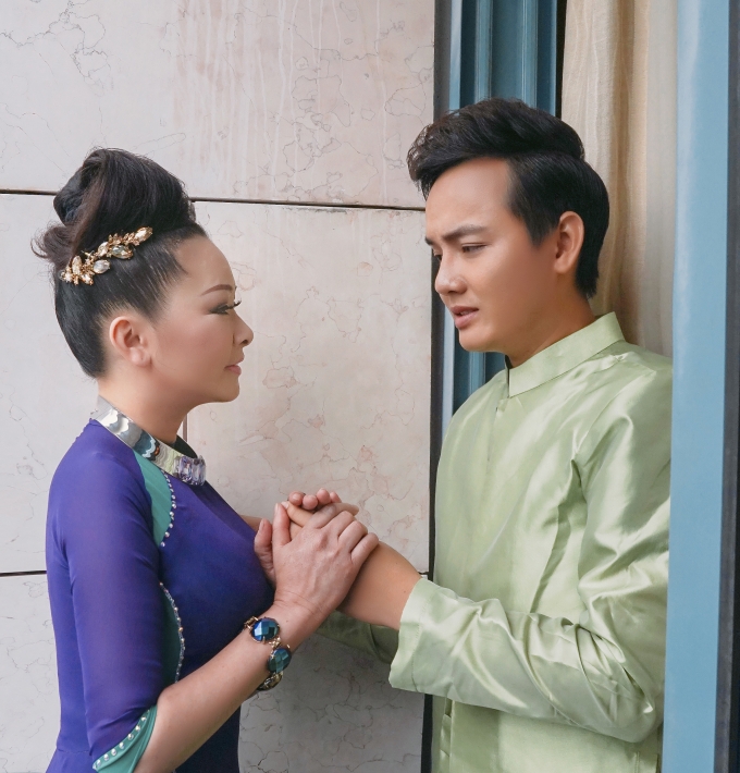 Ca sĩ Như Quỳnh ngẫu hứng h&aacute;t mộc, t&igrave;nh cảm b&ecirc;n