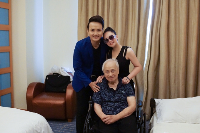 Ca sĩ Như Quỳnh ngẫu hứng h&aacute;t mộc, t&igrave;nh cảm b&ecirc;n