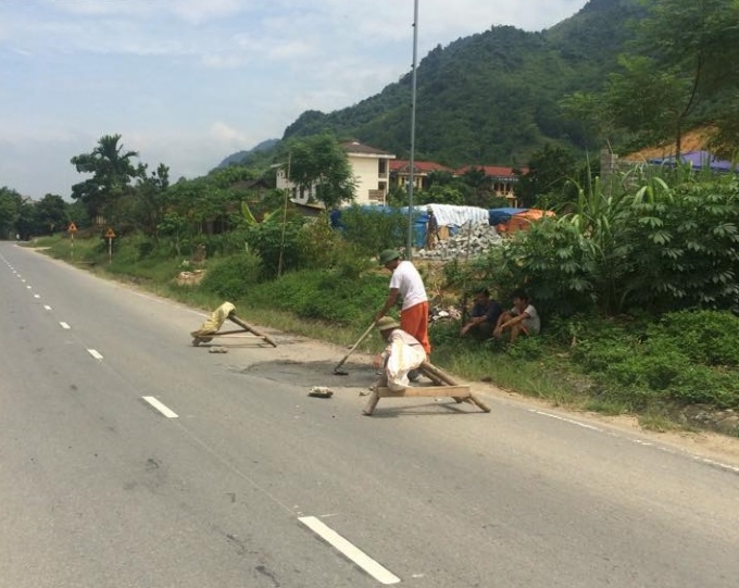 H&igrave;nh ảnh người d&acirc;n sửa đường. Ảnh: Vương Mạnh.