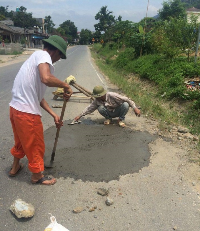 Gia đ&igrave;nh người d&acirc;n ăn kh&ocirc;ng ngon, ngủ kh&ocirc;ng y&ecirc;n v&igrave; h&agrave;nh động sửa đường. Ảnh: Vương Mạnh.