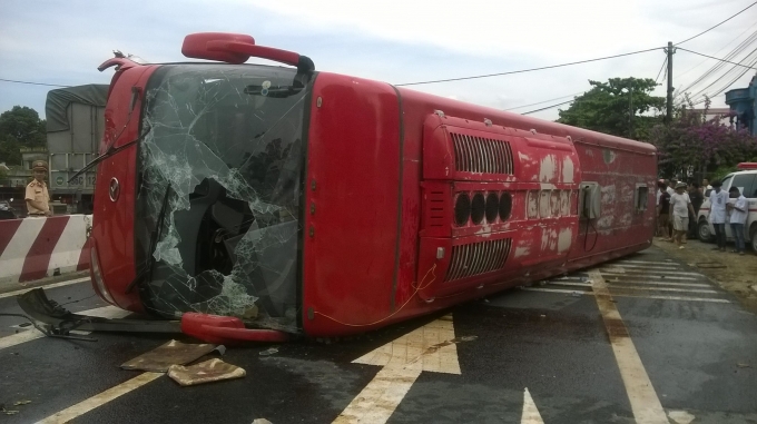 Chiếc xe kh&aacute;ch giường nằm bị&nbsp;lật ngang&nbsp;đường quốc lộ.