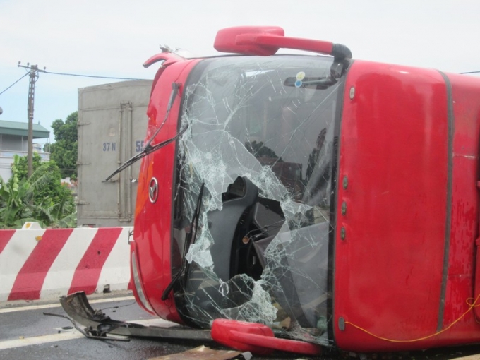 K&iacute;nh trước v&agrave; b&ecirc;n h&ocirc;ng của xe bị vỡ n&aacute;t.