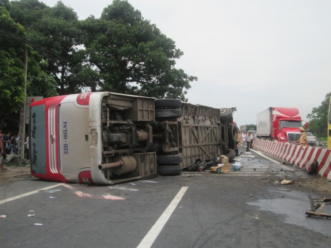 &nbsp;Đồ đạc tr&ecirc;n xe bị rơi xuống l&ograve;ng đường.&nbsp;