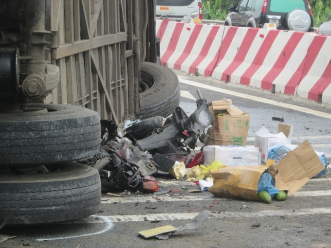 Chiếc xe m&aacute;y vẫn c&ograve;n nằm ngay dưới gầm xe.