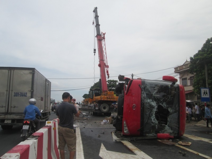 Lực lượng chức năng&nbsp;đưa xe cẩu&nbsp;đến&nbsp;để giải tỏa giao th&ocirc;ng.