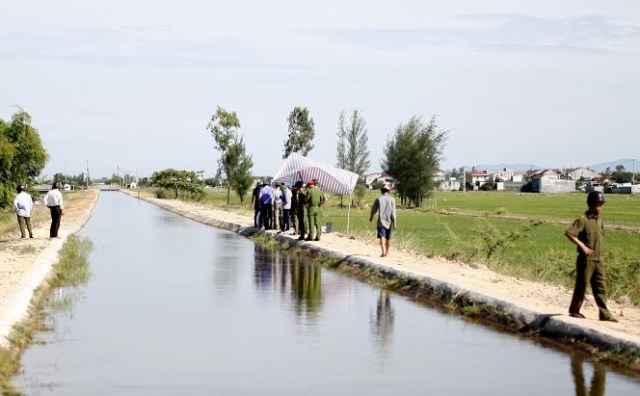 Hiện trường ph&aacute;t hiện x&aacute;c chết nam thanh ni&ecirc;n bị mắc kẹt dưới cống, nghi bị giết.