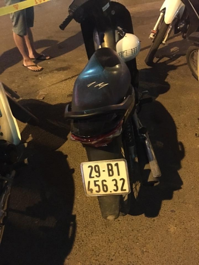 Phương tiện của nam thanh ni&ecirc;n xăm trổ c&oacute; dấu hiệu nghi vấn bị tổ c&ocirc;ng t&aacute;c dừng xe kiểm tra.