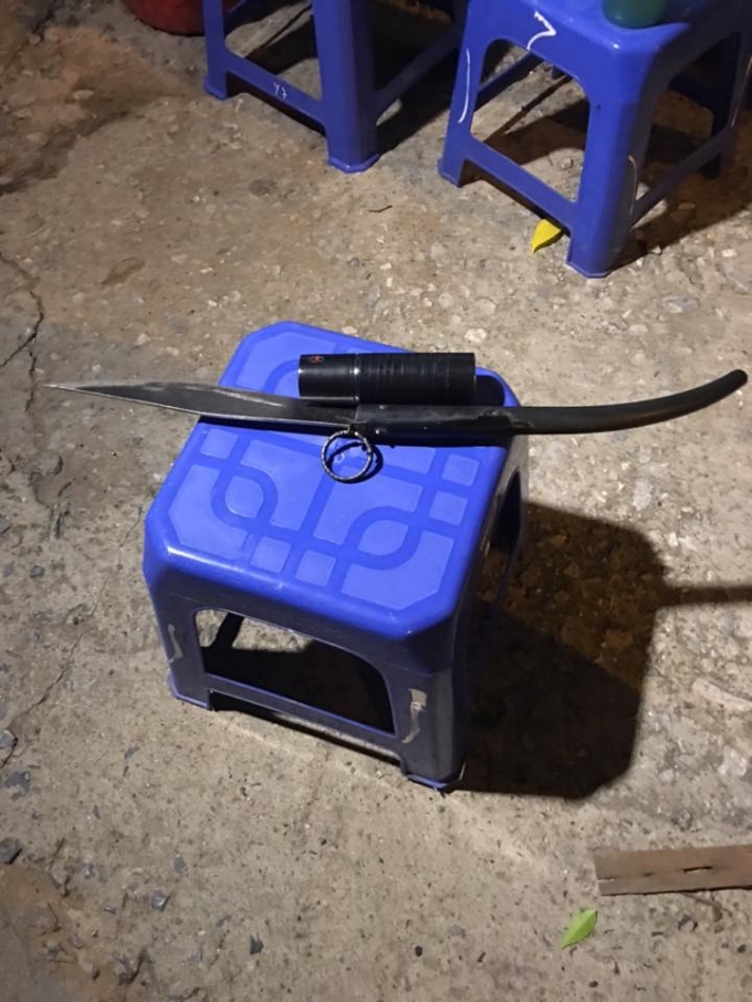 Dao gắn đầu ph&oacute;ng c&ugrave;ng b&igrave;nh xịt hơi cay tại chốt.