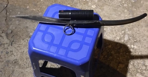 Hà Nội: Mang "hàng nóng" đi giải quyết mâu thuẫn, thanh niên xăm trổ đụng ngay 141