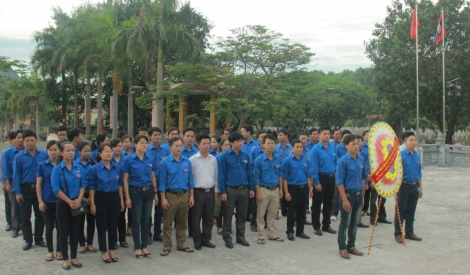 Ban chấp h&agrave;nh đo&agrave;n Bộ Tư ph&aacute;p c&ugrave;ng đo&agrave;n thanh ni&ecirc;n Sở Tư ph&aacute;p Nghệ An, đo&agrave;n thanh ni&ecirc;n huyện Anh Sơn viếng, d&acirc;ng hương tại nghĩa trang liệt sĩ Việt - L&agrave;o.