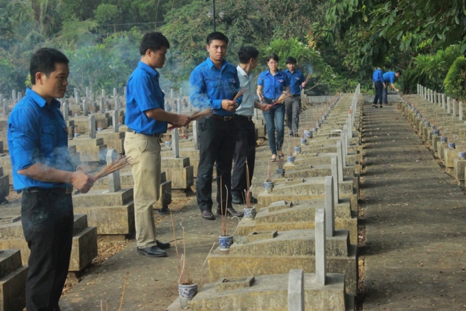 C&aacute;c đo&agrave;n vi&ecirc;n thanh ni&ecirc;n th&agrave;nh k&iacute;nh d&acirc;n hương tại từng phần mộ liệt sĩ.