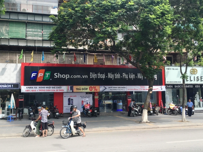 Cửa h&agrave;ng FPT Shop số 8 L&aacute;ng Hạ
