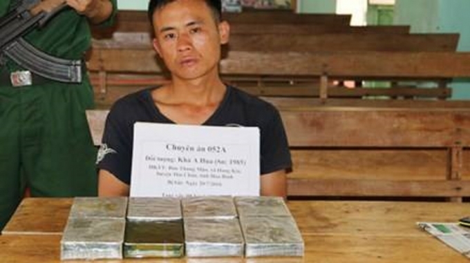 Đối tượng Kh&agrave; A Hua c&ugrave;ng số tang vật thu giữ.