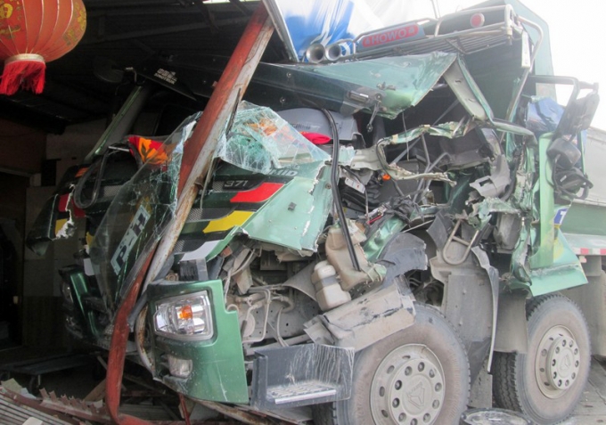 H&agrave; Nam: Tr&aacute;nh va chạm với xe c&ugrave;ng chiều, xe tải lao v&agrave;o nh&agrave; d&acirc;n