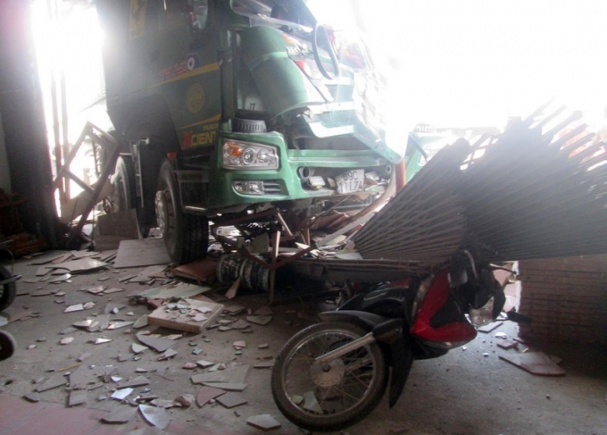H&agrave; Nam: Tr&aacute;nh va chạm với xe c&ugrave;ng chiều, xe tải lao v&agrave;o nh&agrave; d&acirc;n