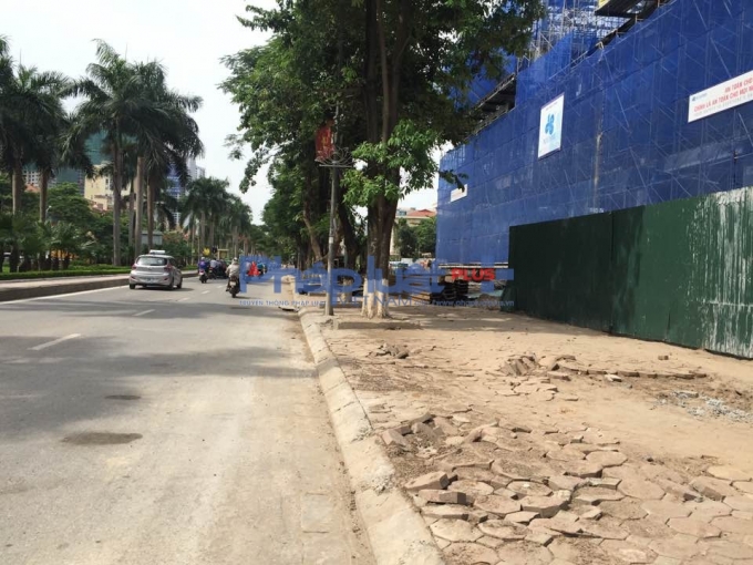 Vỉa h&egrave; ở đ&acirc;y kh&ocirc;ng hiểu sao bị xới tung như thế n&agrave;y.