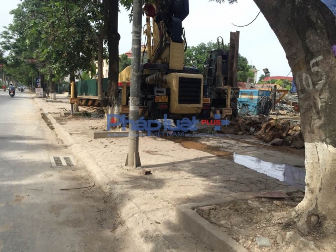 Chiếc m&aacute;y n&agrave;y đ&atilde; chiếm gần 90% diện t&iacute;ch vỉa h&egrave;.